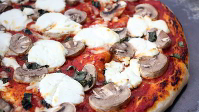 пицца с грибами и козьим сыром