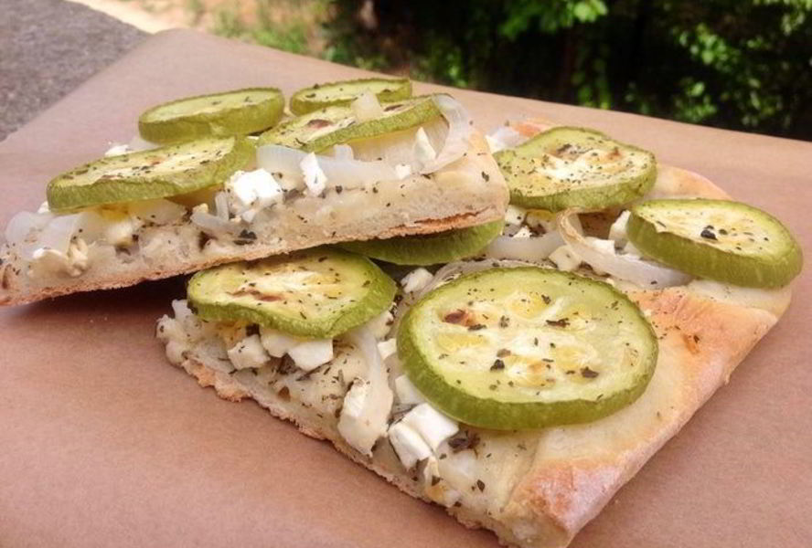 Пицца с кабачками и ароматом базилика