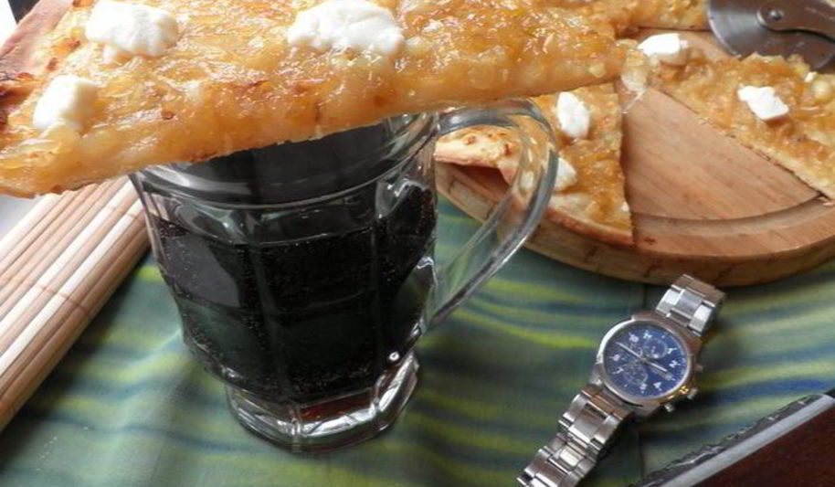 Рецепт пиццы с карамелизованным луком и фетой