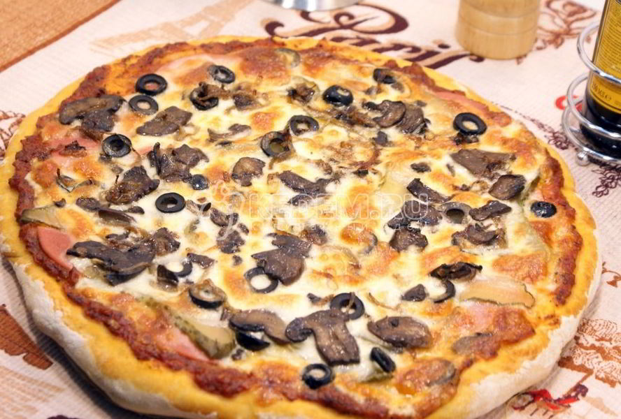 Пицца с колбасой и грибами