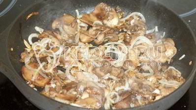 пицца с колбасой и грибами