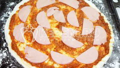 пицца с колбасой и грибами