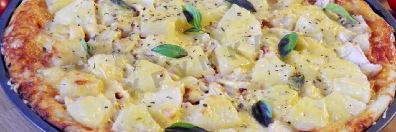Пицца с курицей и ананасами