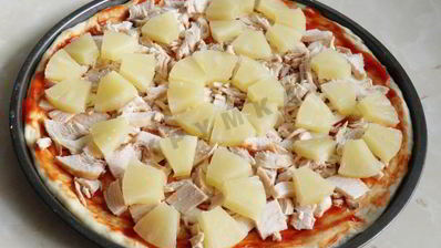 пицца с курицей и ананасами