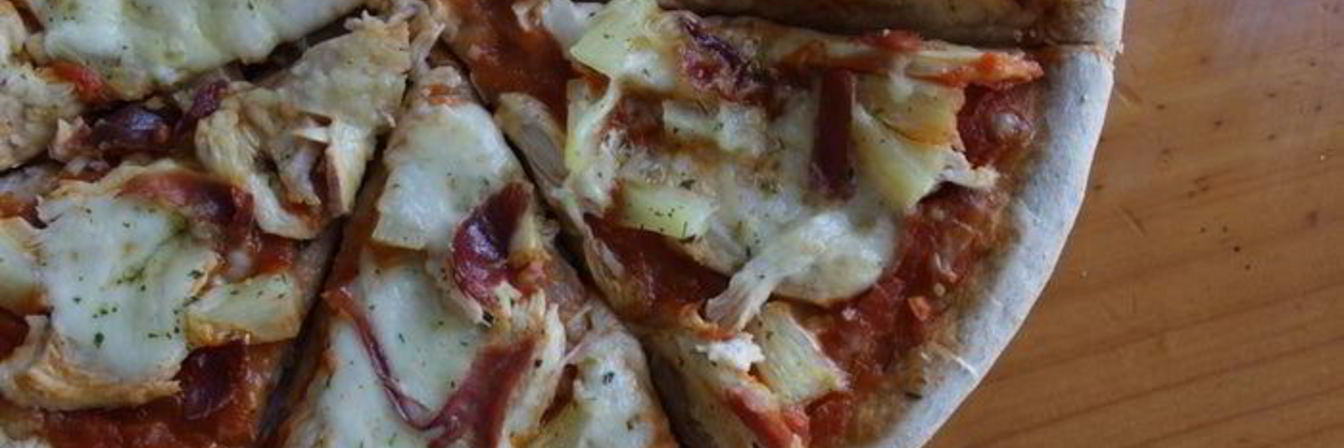 Пицца с курицей и анансами