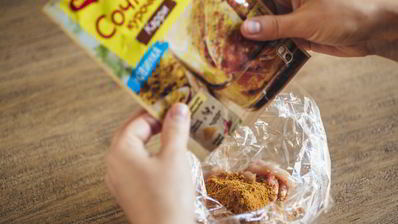 пицца с курицей карри на слоеном тесте