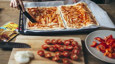 пицца с курицей карри на слоеном тесте