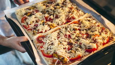 пицца с курицей карри на слоеном тесте