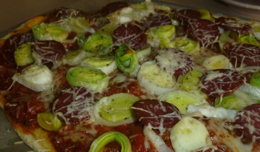 Рецепт пиццы с пореем и салями