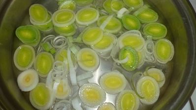 пицца с пореем и салями