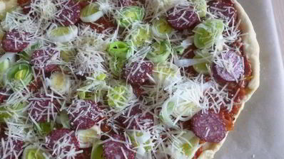 пицца с пореем и салями