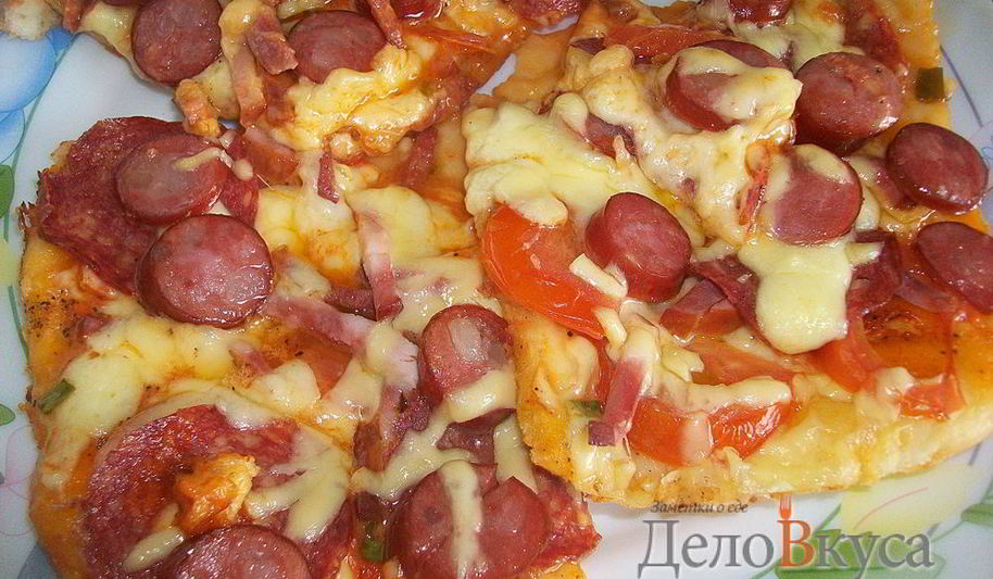 Рецепт пиццы с салями, колбасой, помидорами, моцареллой, твердым сыром, охотничьими колбасками и зеленью