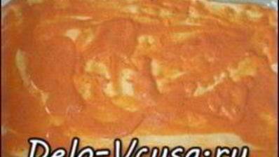 пицца с салями, колбасой, помидорами, моцареллой, твердым сыром, охотничьими колбасками и зеленью