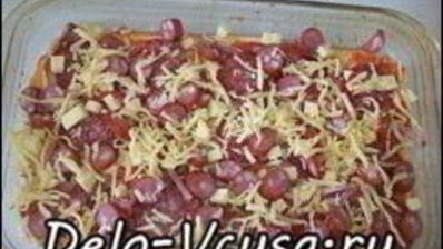 пицца с салями, колбасой, помидорами, моцареллой, твердым сыром, охотничьими колбасками и зеленью