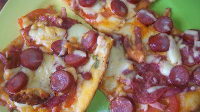 пицца с салями, колбасой, помидорами, моцареллой, твердым сыром, охотничьими колбасками и зеленью