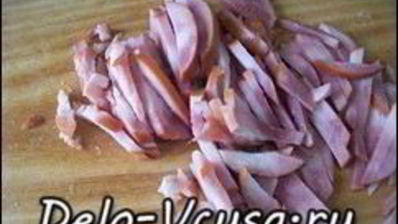 пицца с салями, колбасой, помидорами, моцареллой, твердым сыром, охотничьими колбасками и зеленью