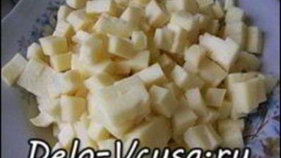 пицца с салями, колбасой, помидорами, моцареллой, твердым сыром, охотничьими колбасками и зеленью