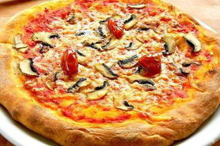 Пицца с шампиньонами и помидорами