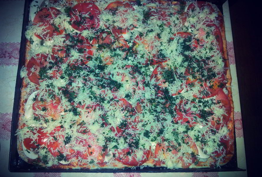 Пицца с шампиньонами, помидорами и укропом