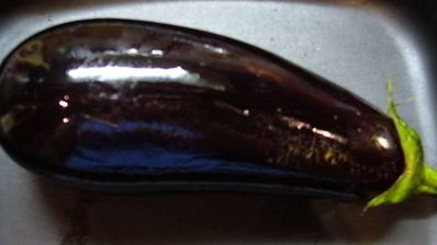 пицца с томатным соусом и баклажанами