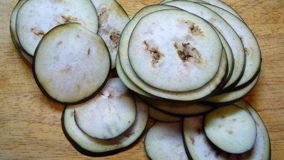 пицца с томатным соусом и баклажанами