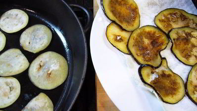 пицца с томатным соусом и баклажанами