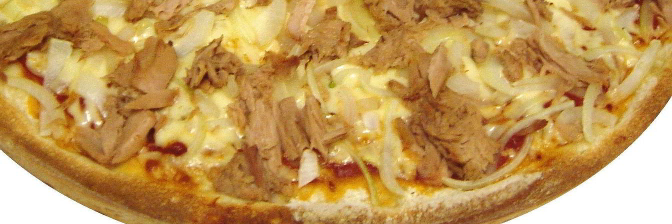 Пицца с тунцом и бочковыми огурцами