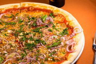 Пицца с тунцом и красным луком