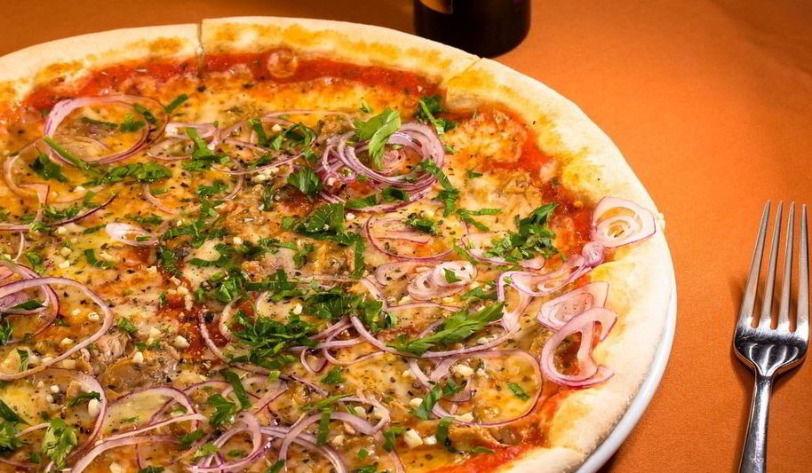 Рецепт пиццы с тунцом и красным луком