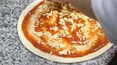 пицца с тунцом и красным луком