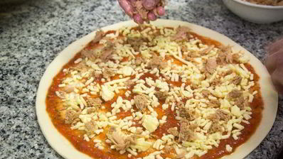 пицца с тунцом и красным луком