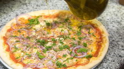 пицца с тунцом и красным луком