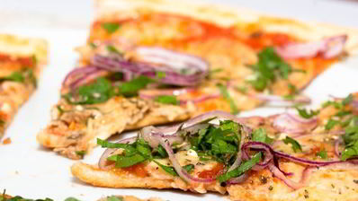 пицца с тунцом и красным луком