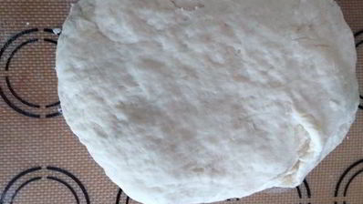 пицца с зеленым соусом, курицей и моцареллой