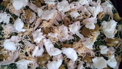 пицца с зеленым соусом, курицей и моцареллой