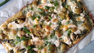 пицца с зеленым соусом, курицей и моцареллой