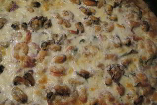 Пицца со шпинатом, креветками и мидиями