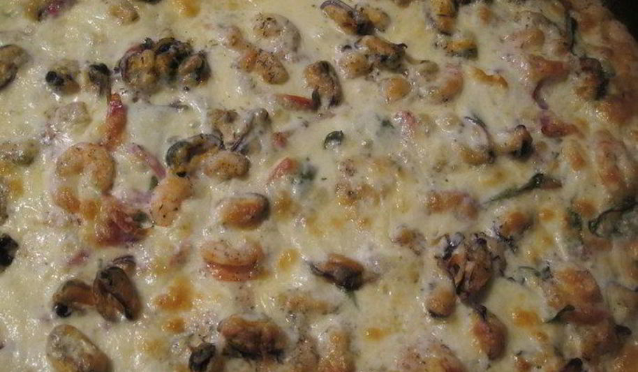 Рецепт пиццы со шпинатом, креветками и мидиями