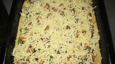 пицца со шпинатом, креветками и мидиями