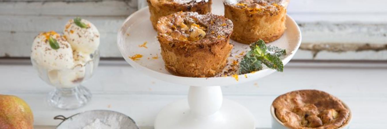 Мини-шарлотки из белого хлеба с грушами и шоколадом