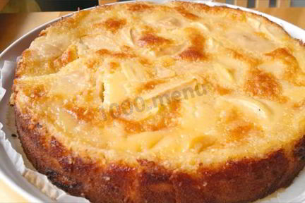 Шарлотка на молоке с яблоками