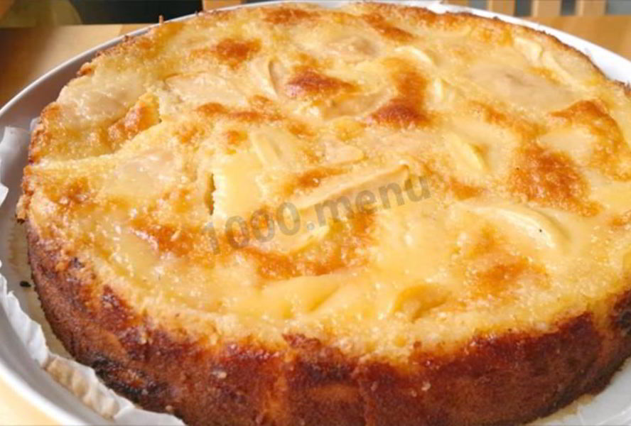 Шарлотка на молоке с яблоками