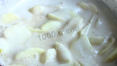 шарлотка на молоке с яблоками