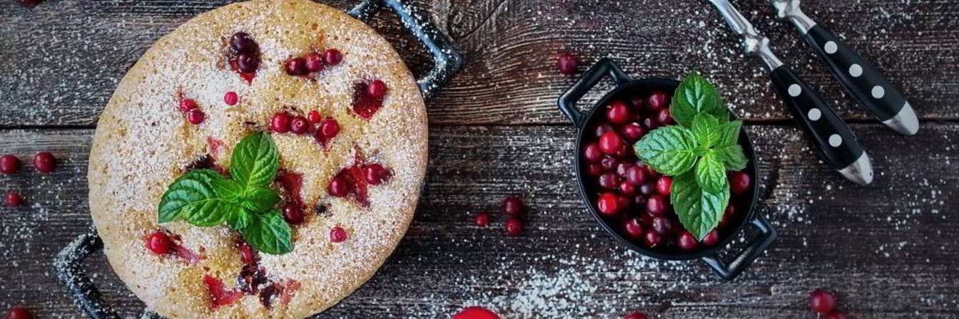 Шарлотка с брусникой