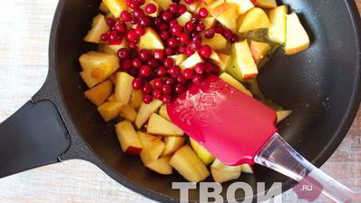 шарлотка с брусникой