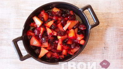 шарлотка с брусникой