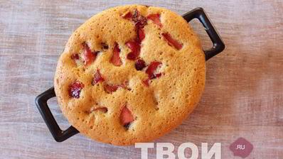 шарлотка с брусникой