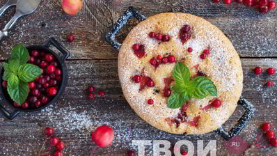 шарлотка с брусникой