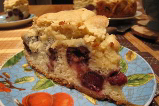 Шарлотка с черешней