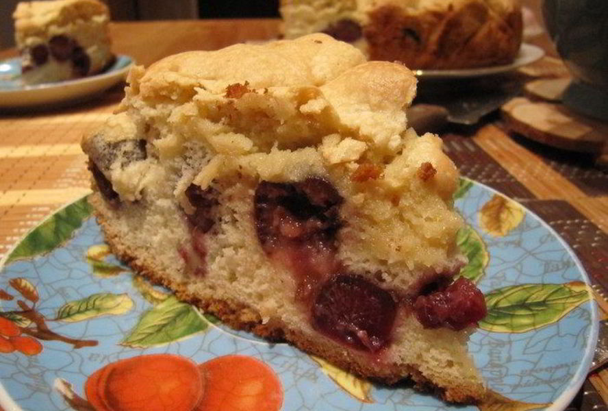 Шарлотка с черешней